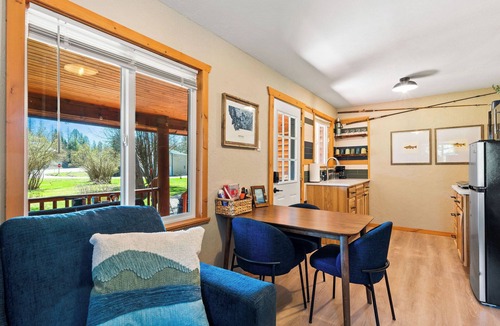 Martin City Cabin | Authentic Montana log cabin, 15 min to Glacier. Queen bed + twin bunks, full kitchen & covered porch. Real adventure, real comfort — no tent required.