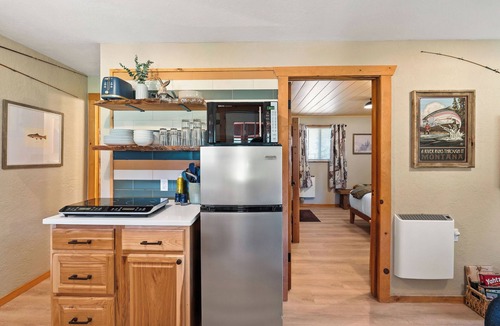 Martin City Cabin | Authentic Montana log cabin, 15 min to Glacier. Queen bed + twin bunks, full kitchen & covered porch. Real adventure, real comfort — no tent required.