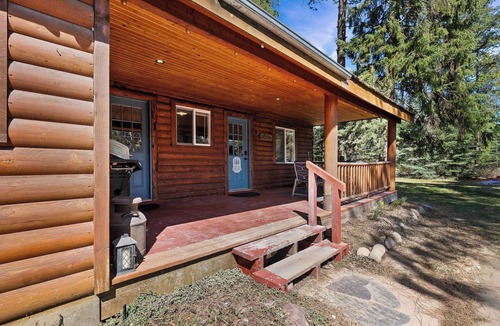 Martin City Cabin | Authentic Montana log cabin, 15 min to Glacier. Queen bed + twin bunks, full kitchen & covered porch. Real adventure, real comfort — no tent required.