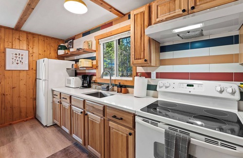 Martin City Cabin | Authentic Montana log cabin, 15 min to Glacier. Queen bed + queen sofa bed, full kitchen & covered porch. Real adventure, real comfort, no tent required.