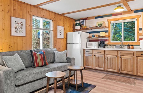 Martin City Cabin | Authentic Montana log cabin, 15 min to Glacier. Queen bed + queen sofa bed, full kitchen & covered porch. Real adventure, real comfort, no tent required.