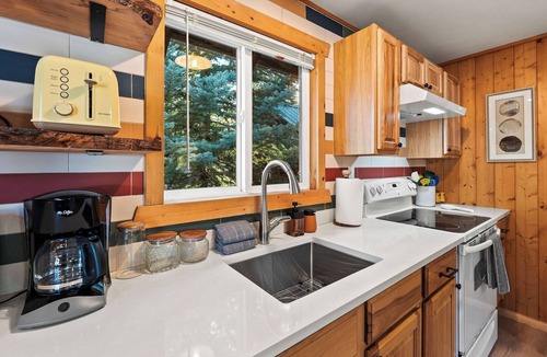 Martin City Cabin | Authentic Montana log cabin, 15 min to Glacier. Queen bed + queen sofa bed, full kitchen & covered porch. Real adventure, real comfort, no tent required.