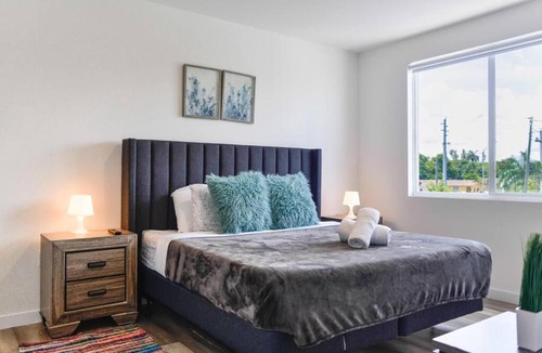 Golden Glades Apartment | Awesome 3BR Townhouse 15minutes from the Beach