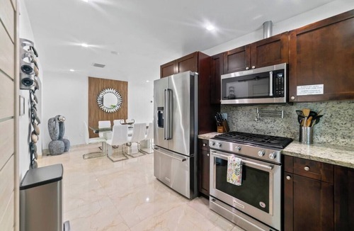 Boulevard Heights House | Baby camellia modern, luxurious and spacious house