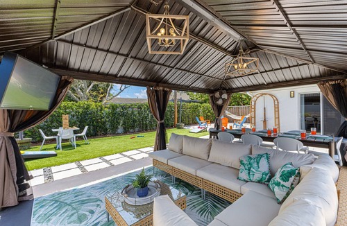 Oakland Park House | Backyard Paradise: Gazebo, Outdoor TV, Grill, Sandpit – Perfect Getaway