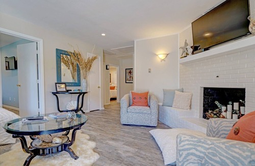 Northeast Virginia Beach Cottage | Barefeet Retreat North - A Dog Friendly North End Beach Cottage