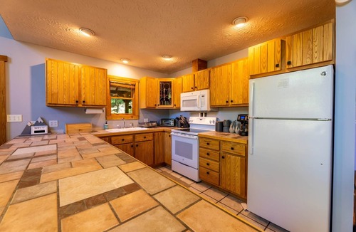 Edray Cabin | Base Camp - Cozy Cabin, Close to Snowshoe!