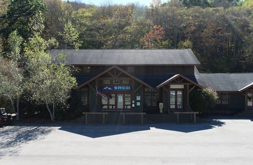 Edray Apartment | Base Mountain 2 Bedroom with Winter Shuttle to/from Snowshoe Village