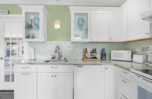 North Cape May House | Bay Breeze Retreat | Dog-Friendly | Hot Tub | 9 Homes from Delaware Bay