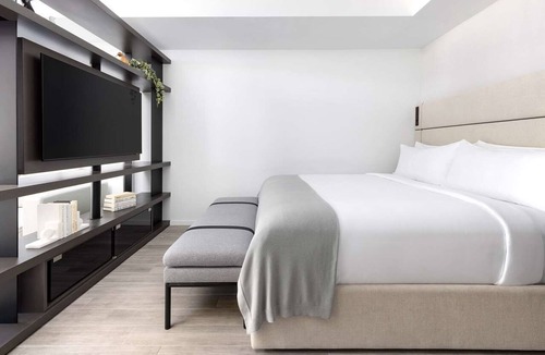 Downtown Miami Hotel | Bay View Studio Suite with King Bed at The Elser Hotel Miami