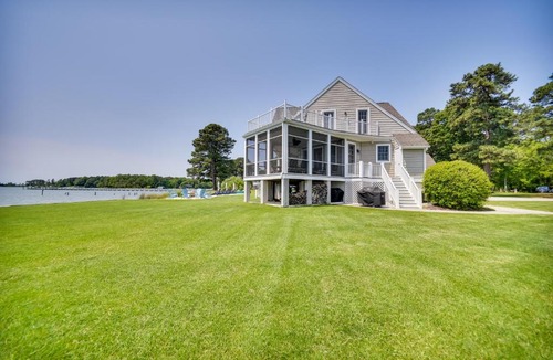 White Stone House | Bayfront White Stone Escape w/Private Beach!