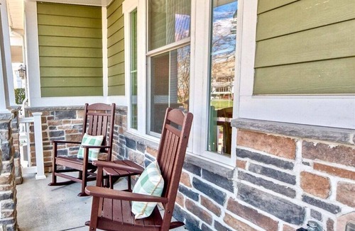 The Commons House | Bayside * 3 BR Luxury Townhome