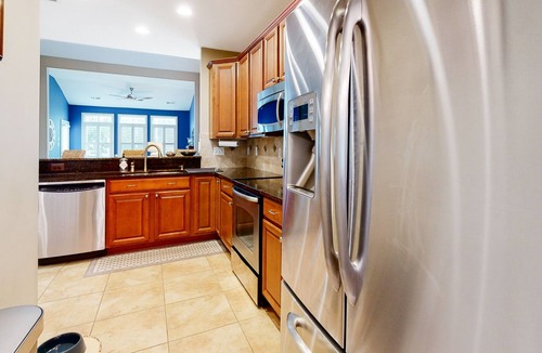 The Commons House | Bayside Resort townhouse with hot tub, pools, golf, game room, gym - dogs OK