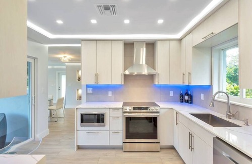 Coral Ridge House | Bayview Bungalow, Pristine and Modern with Heated Pool!