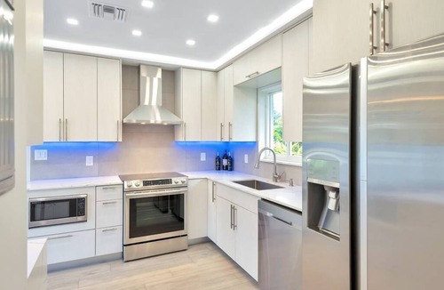 Coral Ridge House | Bayview Bungalow, Pristine and Modern with Heated Pool!