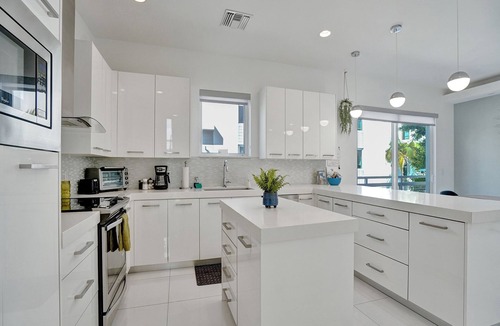 Pompano Beach House | BEACH ACCESS MODERN TOWNHOUSE! Pool, Spa and Gym!