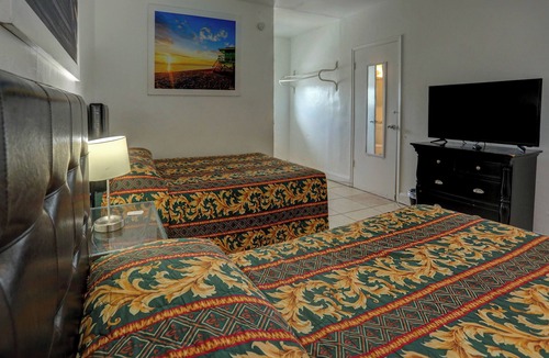 Hollywood Lakes Hotel | Beach and Town Motel
