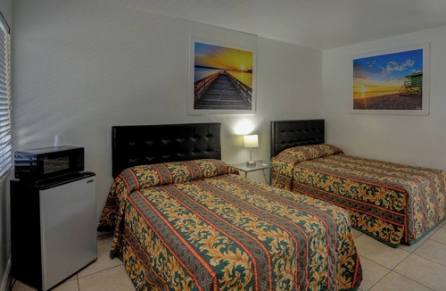 Hollywood Lakes Hotel | Beach and Town Motel