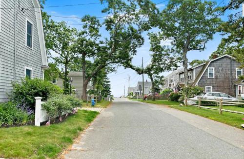 Harwich Port House | Beach Bliss at The Sandpiper Cottage