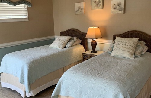 Surf City House | Beach Block, Professionally Decorated 4Bed/3.5 Bath with 2 Master Suites