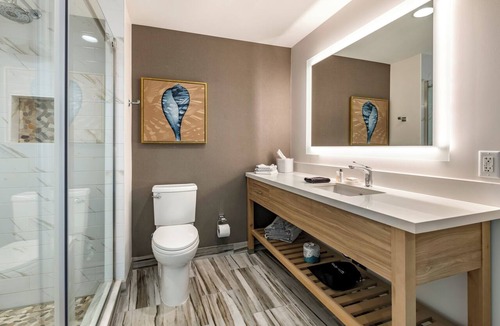 Lauderdale Beach Hotel | Beach Getaway! Stylish Unit, Steps to Beach, Pool, Valet Parking