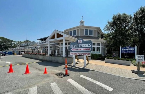 Hyannis House | Beach, harbor, ferry & food-Prime Hyannis location