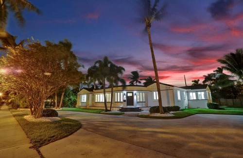 Hollywood Lakes House | Beach Home 4300 SF Heated Pool , Walk to Beach