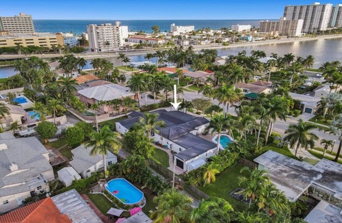 Hollywood Lakes House | Beach Home 4300 SF Heated Pool , Walk to Beach