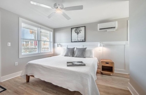 Yaupon Beach Hotel | Beach House OKI - King Suite in hotel on Oak Island, North Carolina