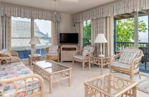 Barstow House | Beach House on the Bay