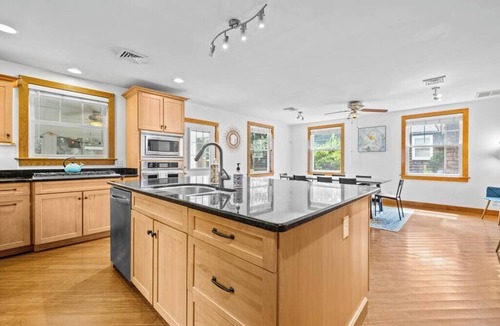 Willoughby Spit House | Beach house w/BBQ, Jacuzzi & fire pit