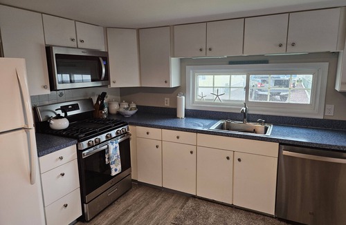 Selbyville House | Beach living on a canal, pool, fishing, minutes to Fenwick beaches- shops-dining