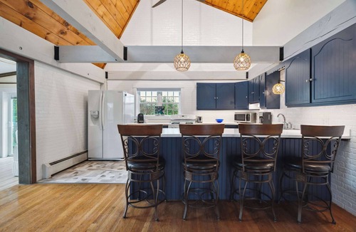 Newbury House | Beach Plum Cottage | Walk to Beach | Deck