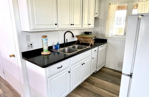 Broadkill Beach House | Beach Plum: Delightful beachfront cottage perfect for couples and families.
