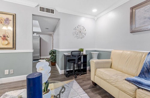 Lake Ida Shores Condo | 🌟Beach Retreat in Downtown Delray🌟King Bed 🌟Fast Wi-Fi🌟 Free Parking🌟