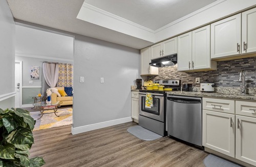 Lake Ida Shores Condo | 🌟Beach Retreat in Downtown Delray🌟King Bed 🌟Fast Wi-Fi🌟 Free Parking🌟