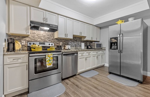 Lake Ida Shores Condo | 🌟Beach Retreat in Downtown Delray🌟King Bed 🌟Fast Wi-Fi🌟 Free Parking🌟
