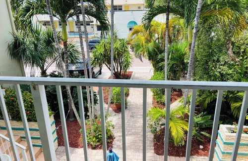 Hollywood Apartment | Beach Tide Motel - #7 1 Bedroom King Bed 1 Queen 1 twin sofa bed