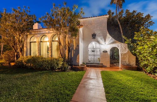 South Lake Villa | Beach Villa w/pool + games + bbq grill + huge garden & more