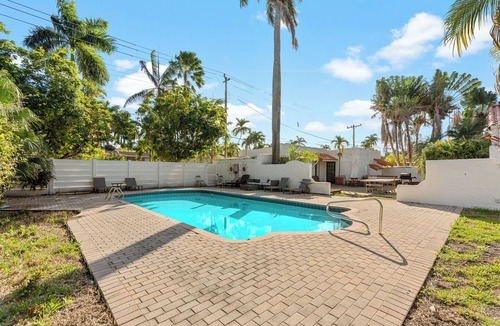 South Lake Villa | Beach Villa w/pool + games + bbq grill + huge garden & more