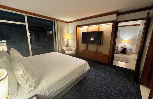 North Beach Hotel | Beachfront 1-bedroom apartment at LUXURY Carillon Miami Hotel