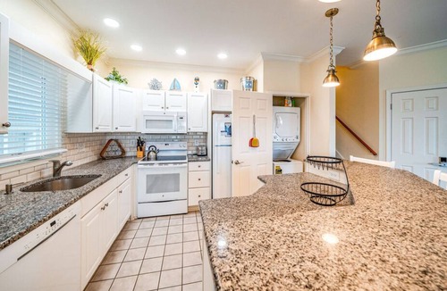 South End House | Beachfront 8BR Home in Ocean -Family and Pet-Friendly w/Deck