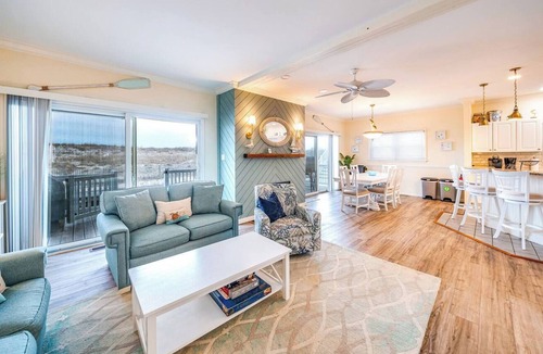 South End House | Beachfront 8BR, sleeps 24 Pet friendly, linens included, grill, 4 parking spots