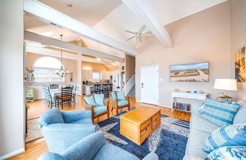 South End House | Beachfront 8BR, sleeps 24 Pet friendly, linens included, grill, 4 parking spots