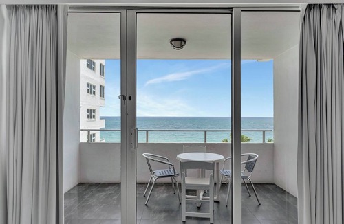 Bermuda Riviera Apartment | Beachfront Balcony Room