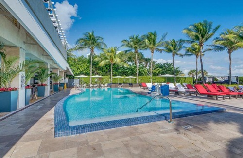 South of Fifth Apartment | Beachfront Bentley Hotel One Bedroom Suite with Balcony and Beach access
