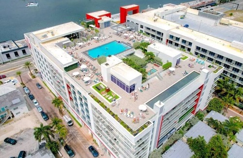 Hollywood Apartment | Beachfront Bliss: Studio with Super Rooftop Pool