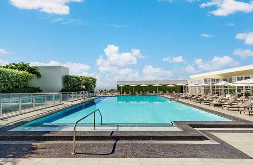 Hollywood Apartment | Beachfront Bliss: Studio with Super Rooftop Pool