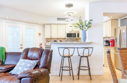 Galt Mile Condo | Beachfront Condo with Pool, Balcony & Ocean Views