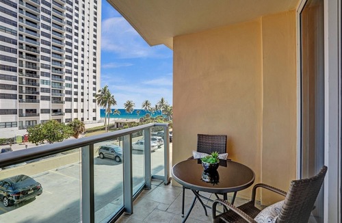 Hollywood South Central Beach Condo | Beachfront condo